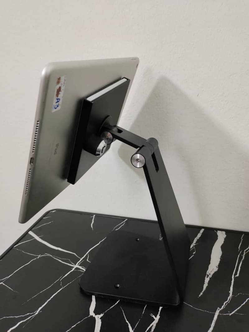 Close-up of the articulated joint on the frameless table stand